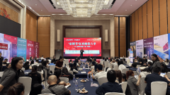 现场家博三兄弟的工做耐心解答客户的每一个问